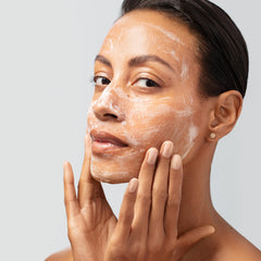 Extractos de Passion Flower y Edelweiss en Estee Lauder Soft Clean calmando la piel