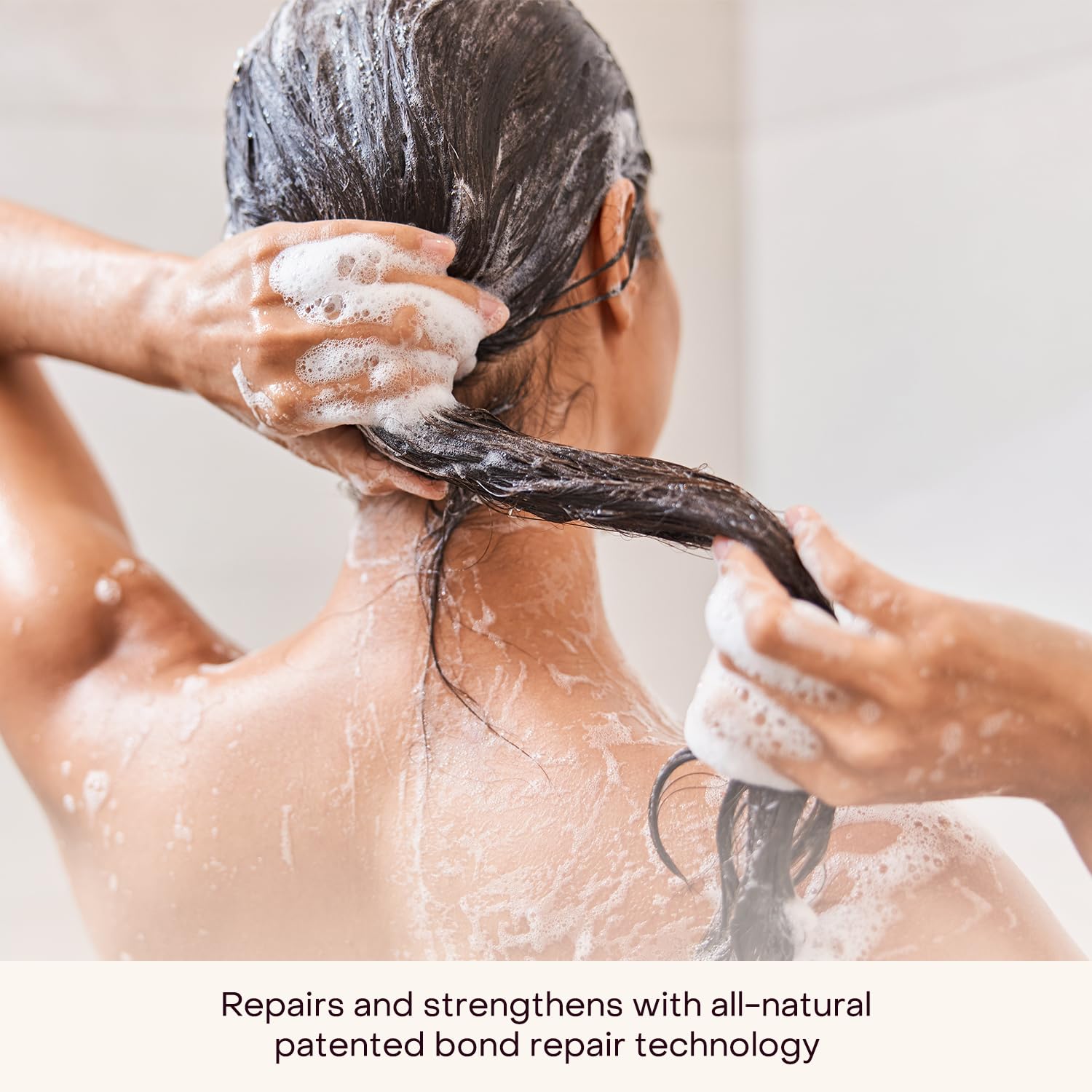 Everist champú concentrado: aplicación en la ducha, crema que se activa con agua.