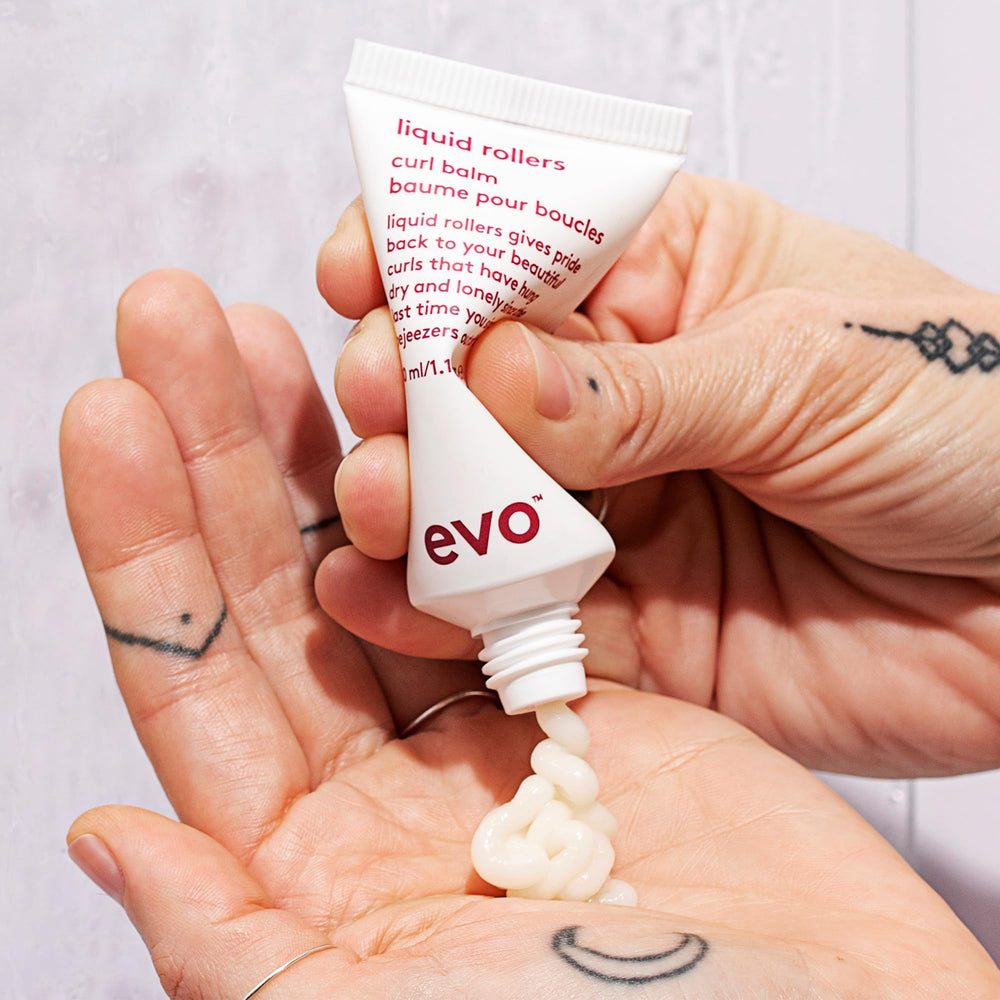 EVO Liquid Rollers Balm desenredo fácil, rizos más manejables al tacto.