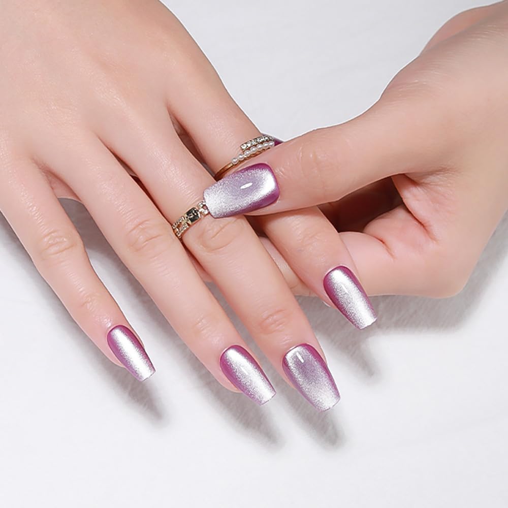 Uñas evpct con diseño cat-eye lavanda y brillos.