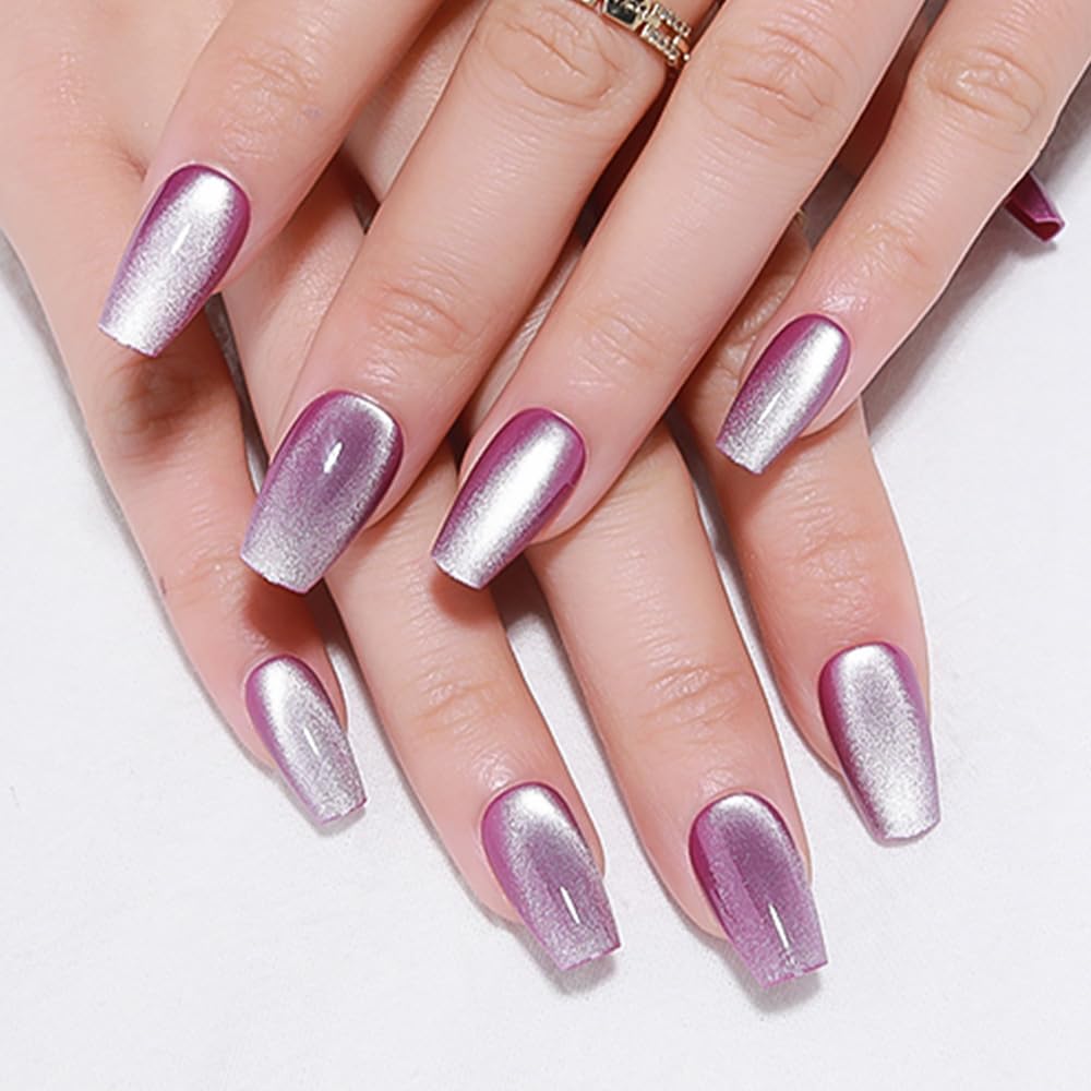 Uñas evpct con efecto ojo gato lavanda y acabado metálico.