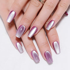 Uñas evpct con efecto ojo gato lavanda y acabado metálico.