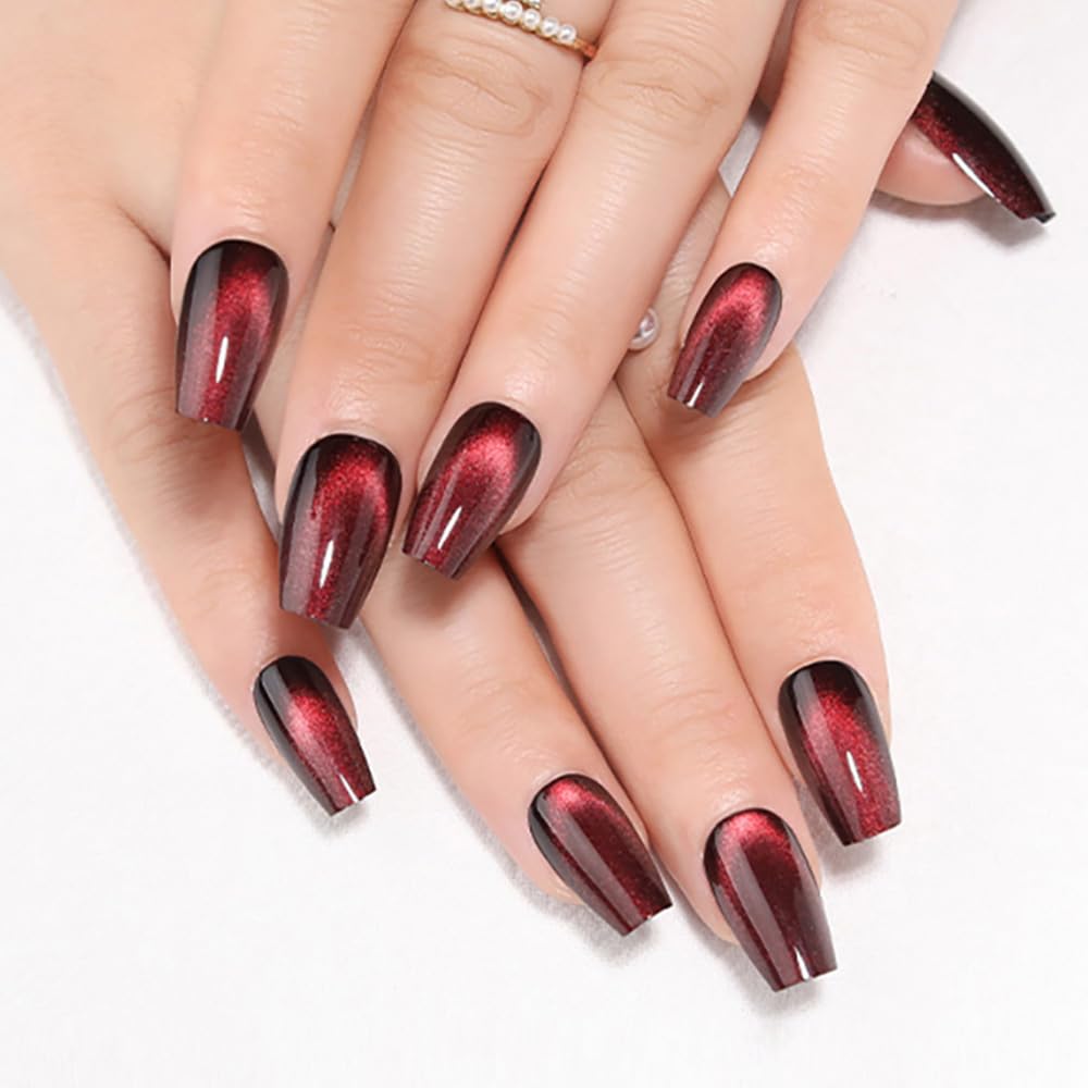 Unas evpct con efecto ojo de gato rojo burdeos para un look sofisticado.