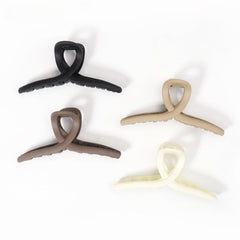 Pinza faucye negra mate para cabello grueso con sujeción duradera.