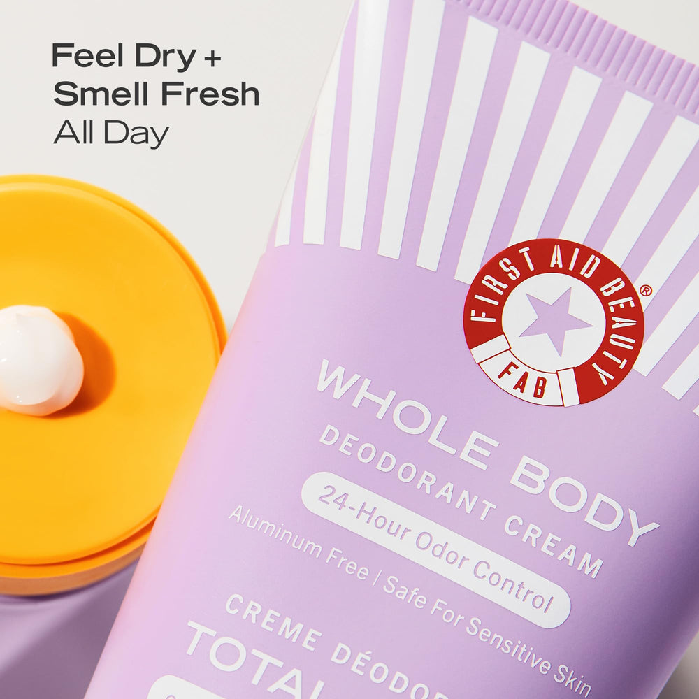 First Aid Beauty crema desodorante corporal, aplicación en axilas para uso diario suave.