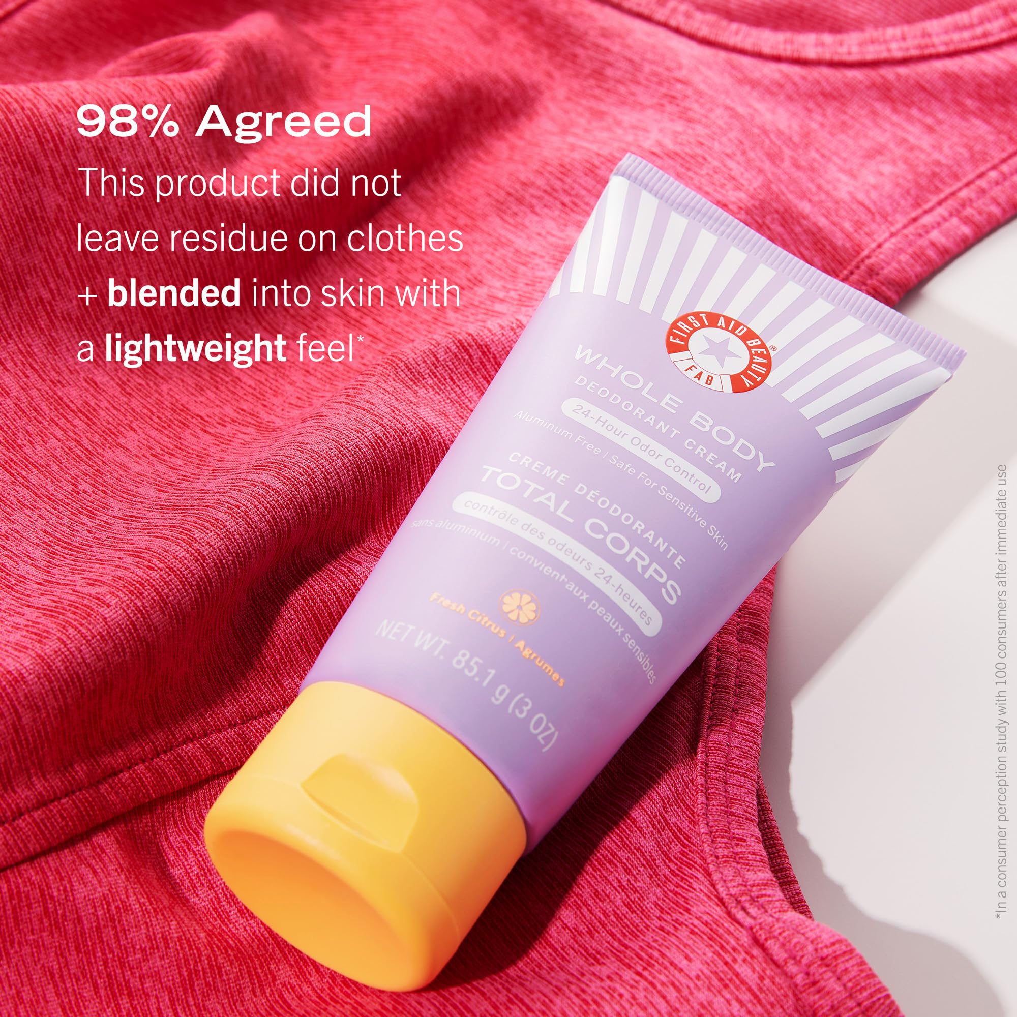 First Aid Beauty crema desodorante corporal, textura suave e invisible al aplicar.