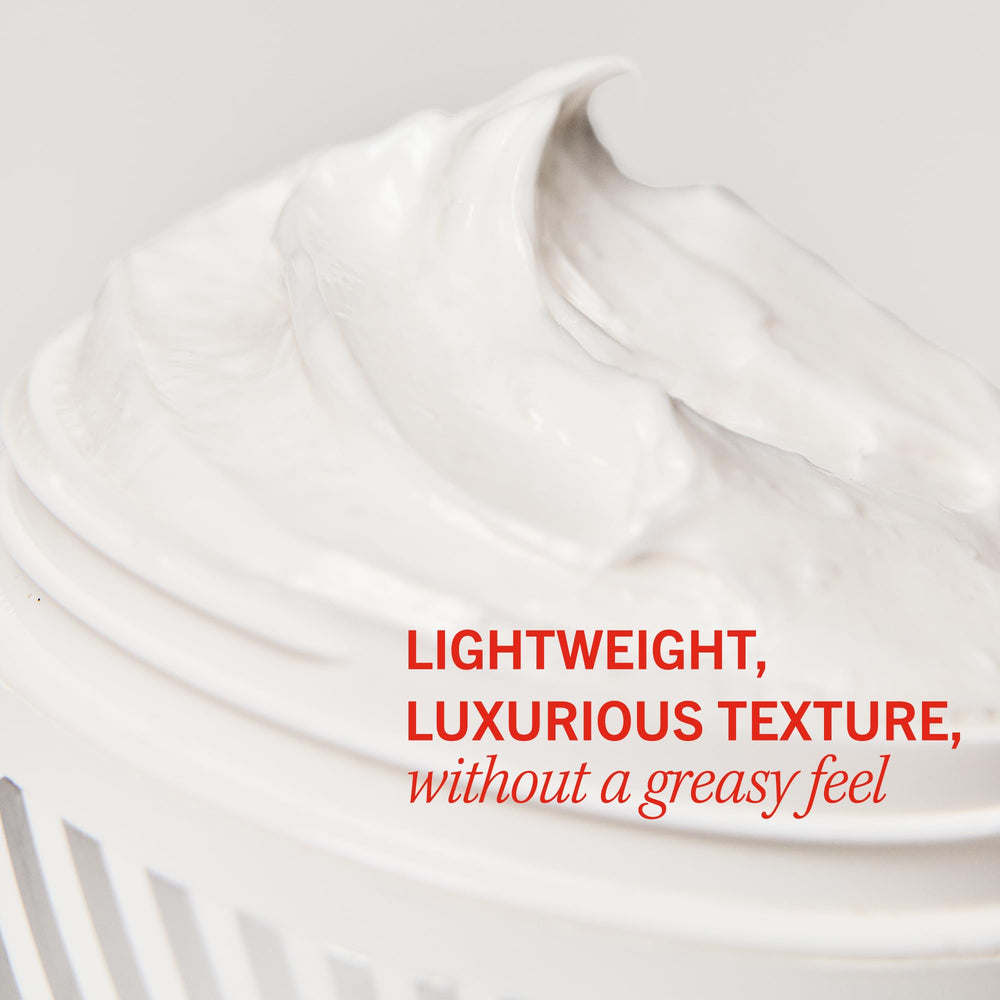 Aplicación en cuerpo con First Aid Beauty Crema Ultra Repair, hidratación diaria.