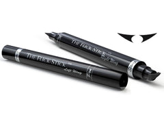 Flick Stick delineador ala estampa en primer plano para un delineado rápido y preciso.
