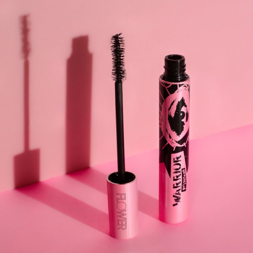 FLOWER Beauty Drew Barrymore Warrior Princess: técnica de acercar la varita a raíces para adherencia.