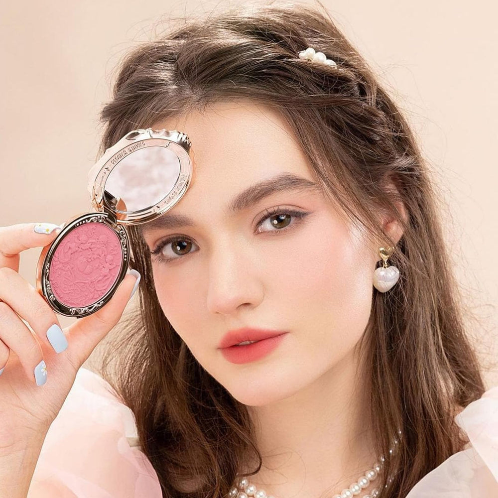 Flower Knows blush tonos rosados suaves, realzan tono de piel con delicadeza.