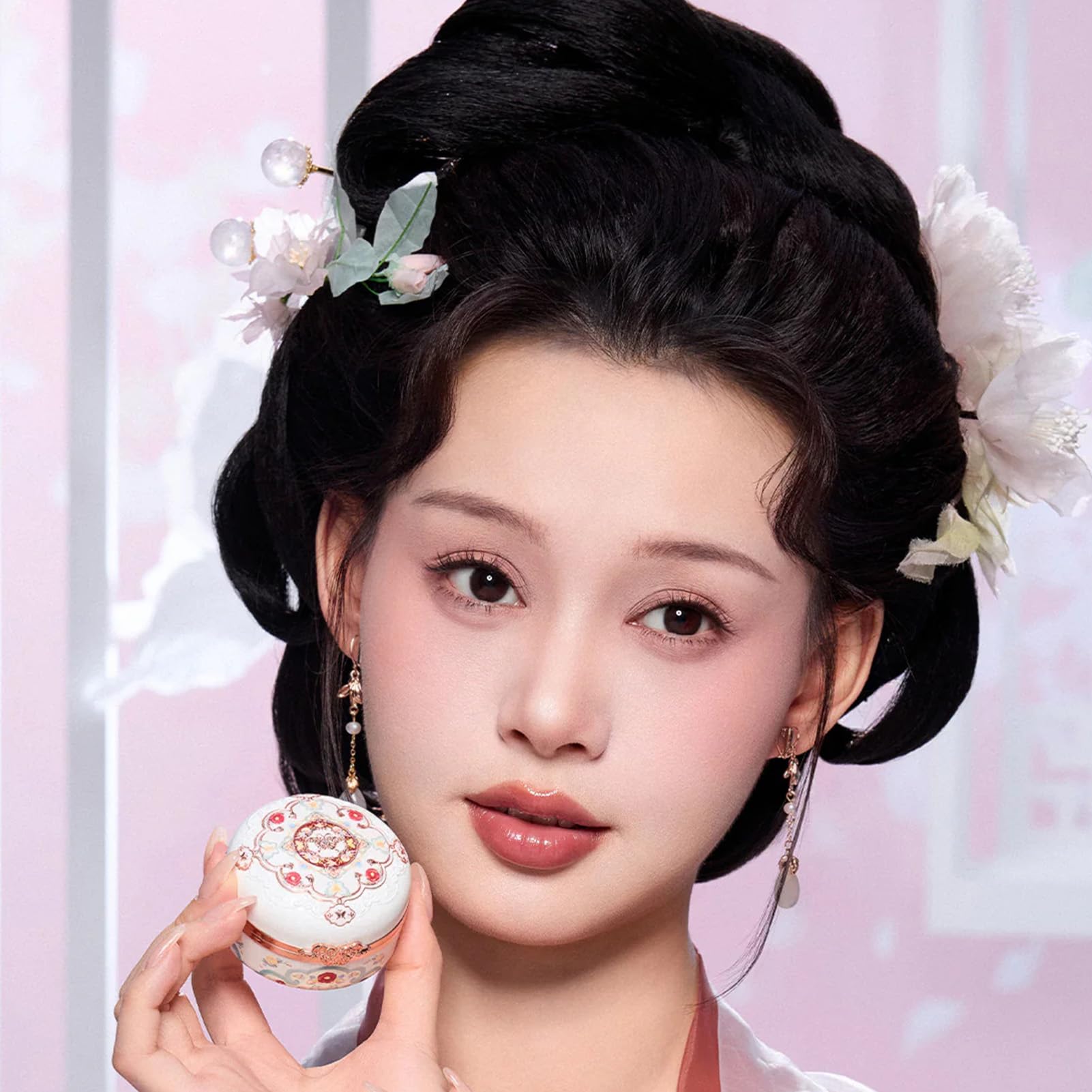 Flower Knows dúo Rouge Snow y Pearwood para iluminar y esculpir con suavidad.