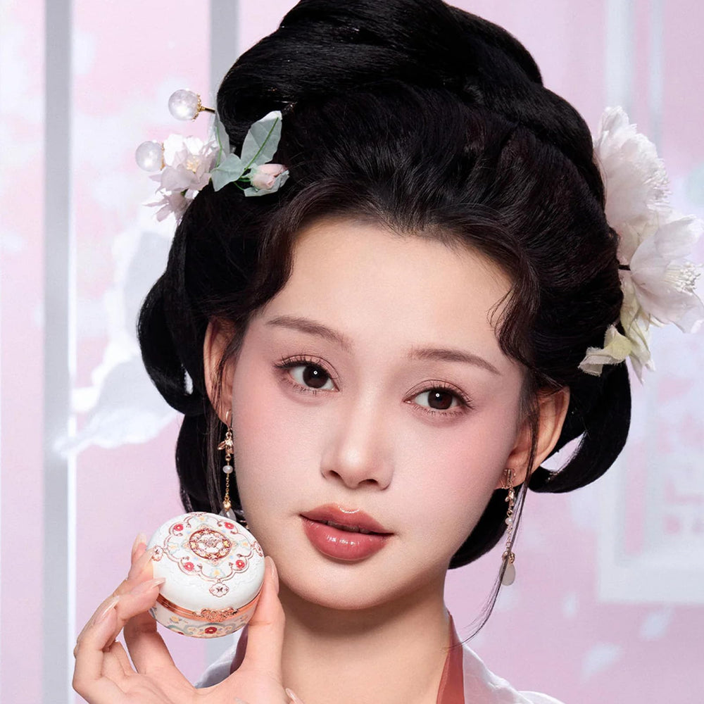 Flower Knows dúo Rouge Snow y Pearwood para iluminar y esculpir con suavidad.