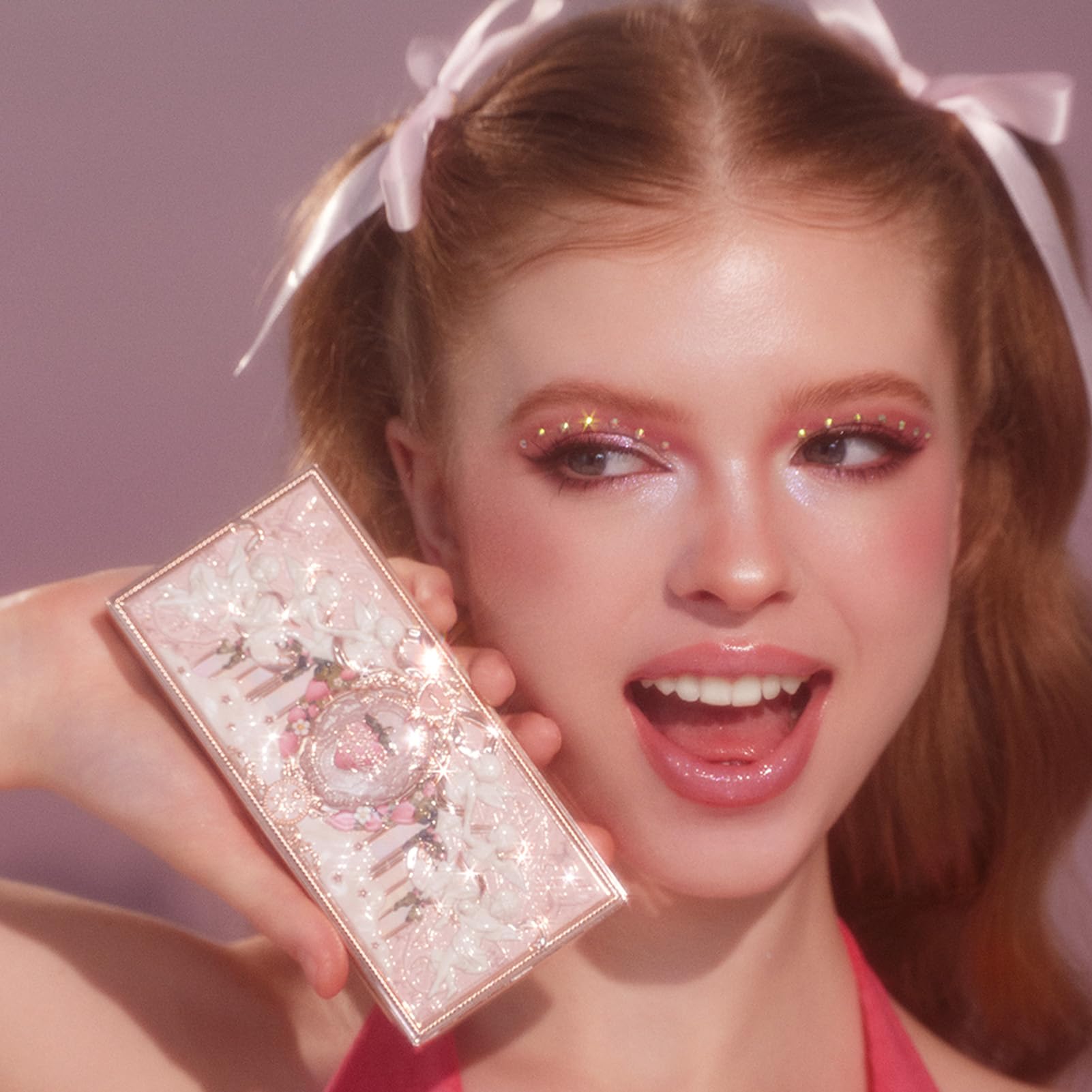 Flower Knows Strawberry Cupid diseño inspirado en techo europeo.