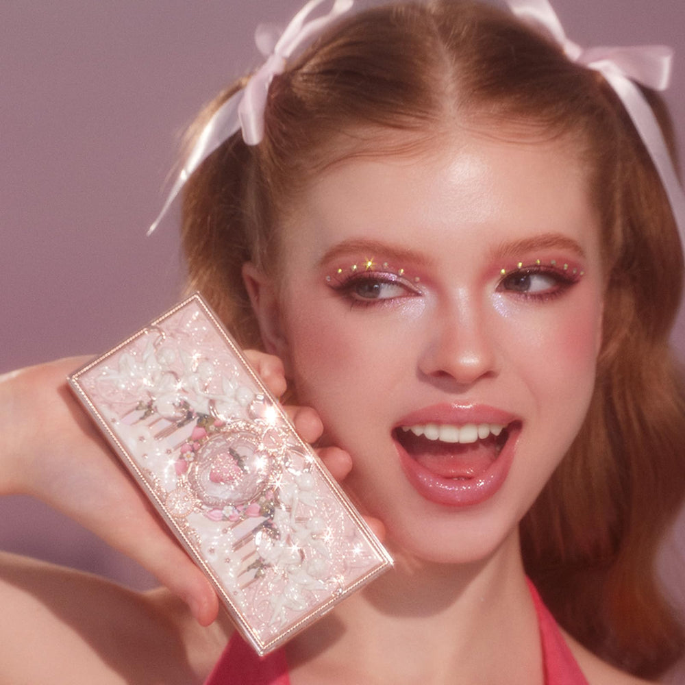 Flower Knows Strawberry Cupid diseño inspirado en techo europeo.