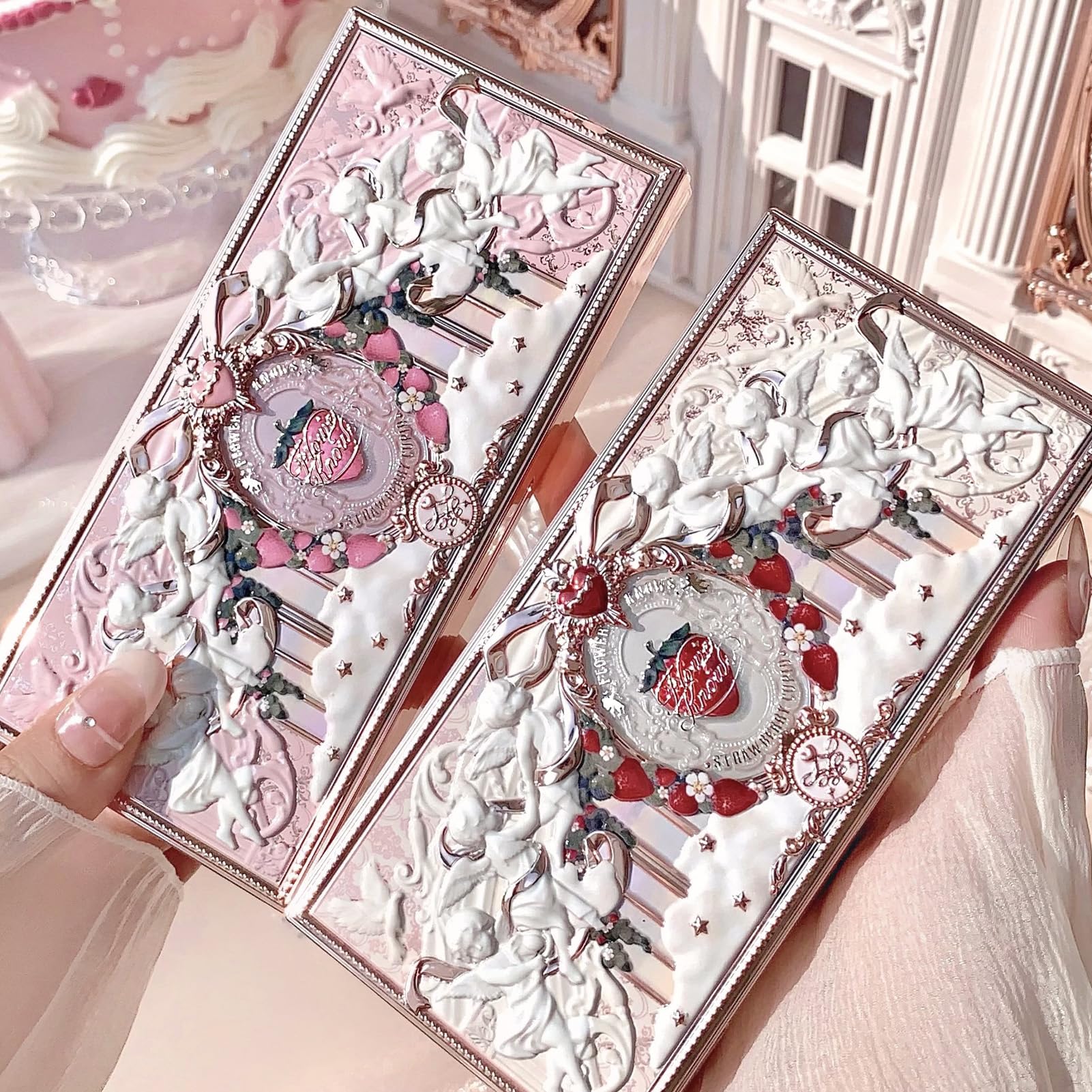 Flower Knows Strawberry Cupid acabado lustroso para destellos sutiles.