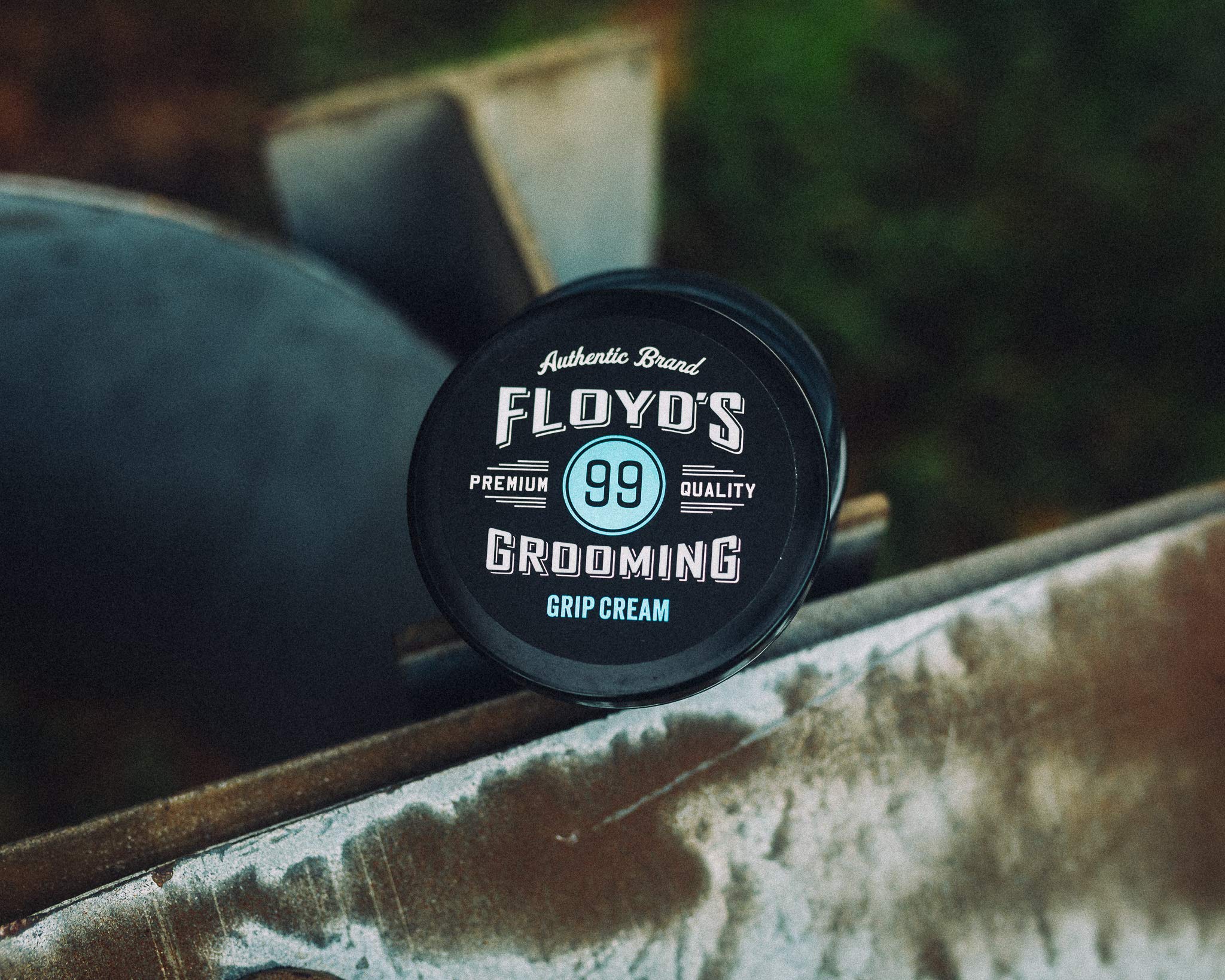 Estilo diario con crema de agarre Floyd's 99 aspecto natural