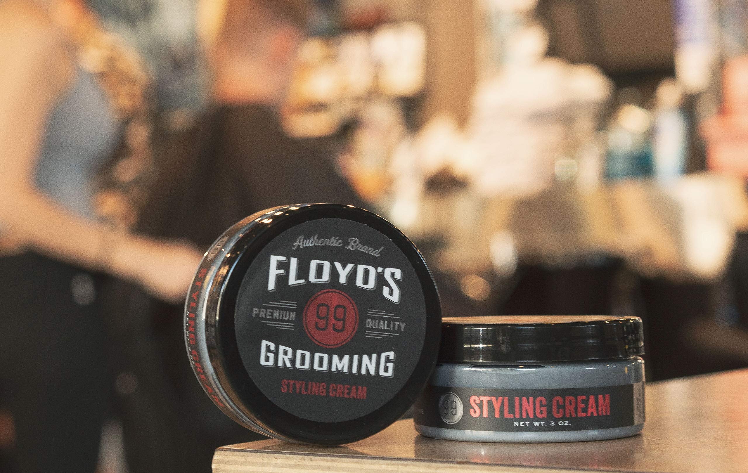 Floyd's 99 modelado casual, perfecto para estilos cotidianos.