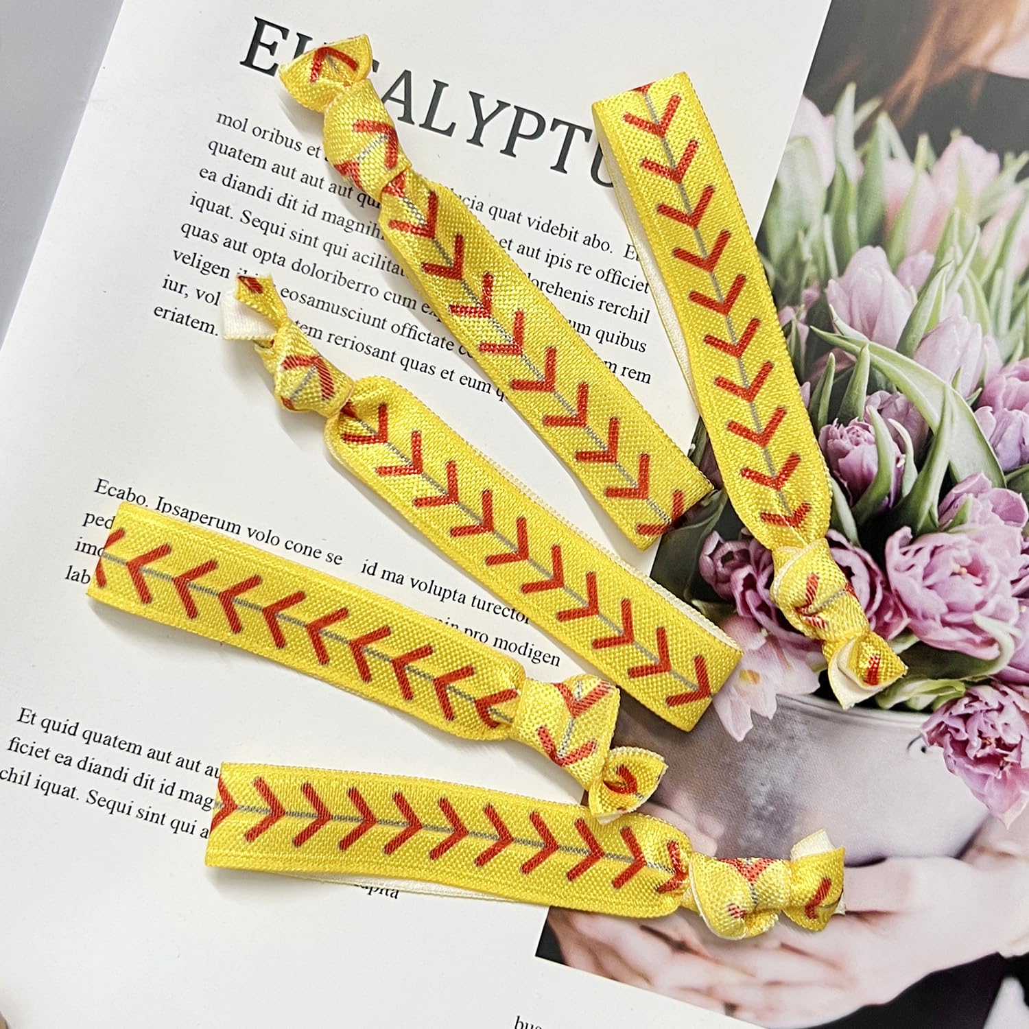 FOJOO gomas para cabello usadas como pulsera deportiva para un look práctico.