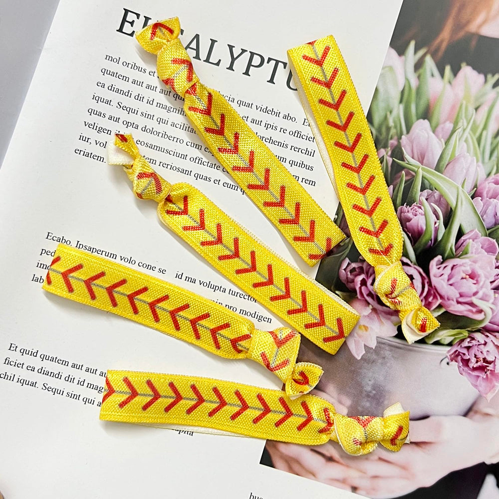 FOJOO gomas para cabello usadas como pulsera deportiva para un look práctico.