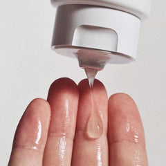 Fresh Soy Face Cleanser desmaquilla maquillaje y SPF con suavidad en la rutina diaria.