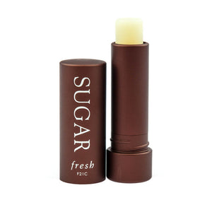 Fresh Sugar Lip Treatment SPF 15 original claro en labios, hidratación ligera y protección diaria.