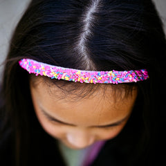 Diadema fina de lentejuelas azul de FROG SAC para días brillantes.