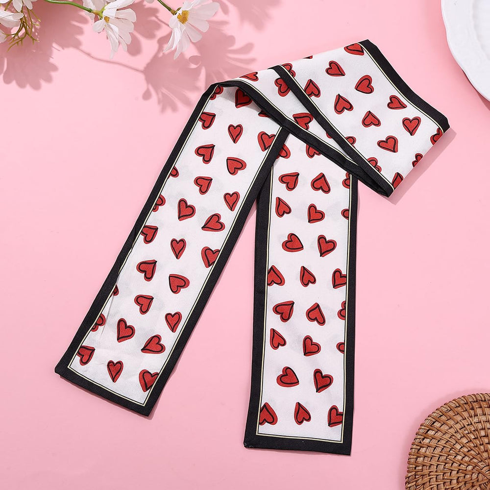 Fuyage bufanda blanca con corazones rojos, detalle limpio y romántico.