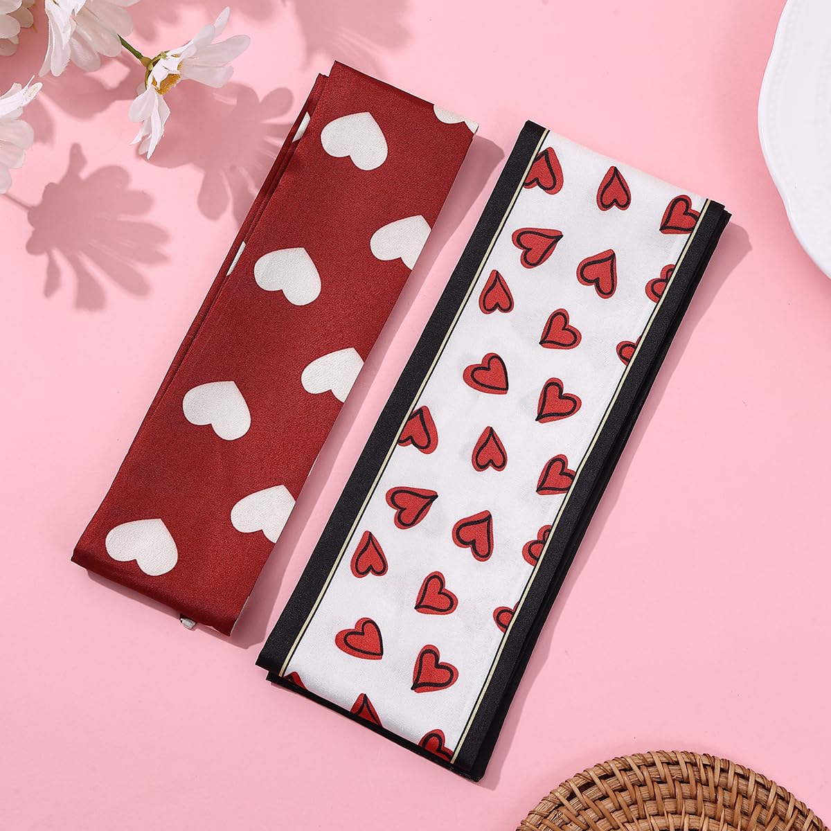 Fuyage bufanda roja con corazones blancos, textura suave para uso diario.