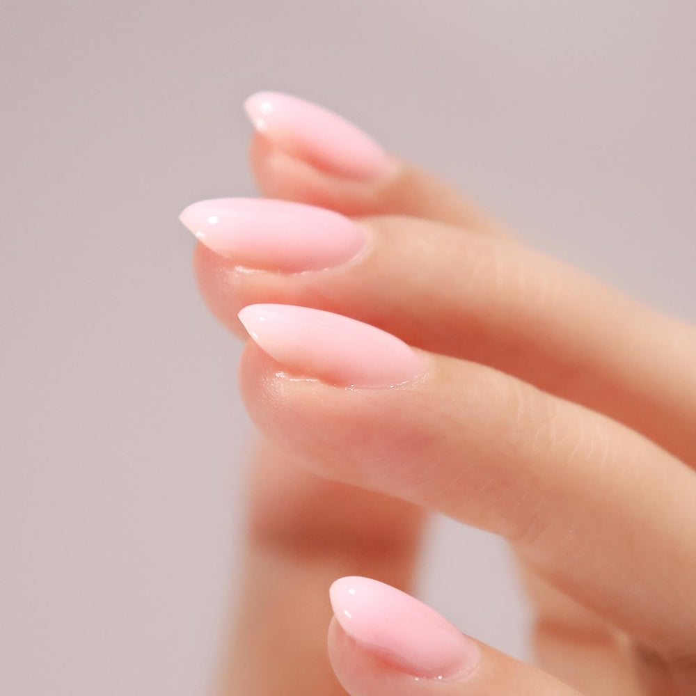 FZANEST Base Builder Gel aplicación suave sobre uñas.