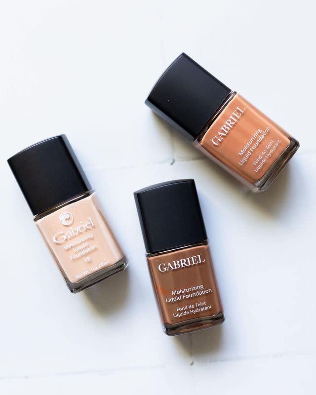 Gabriel Cosmetics fundación líquida orgánica ingredientes naturales visibles en la etiqueta.