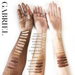 Gabriel Cosmetics fundación líquida orgánica muestra en piel tono beige natural con acabado suave.