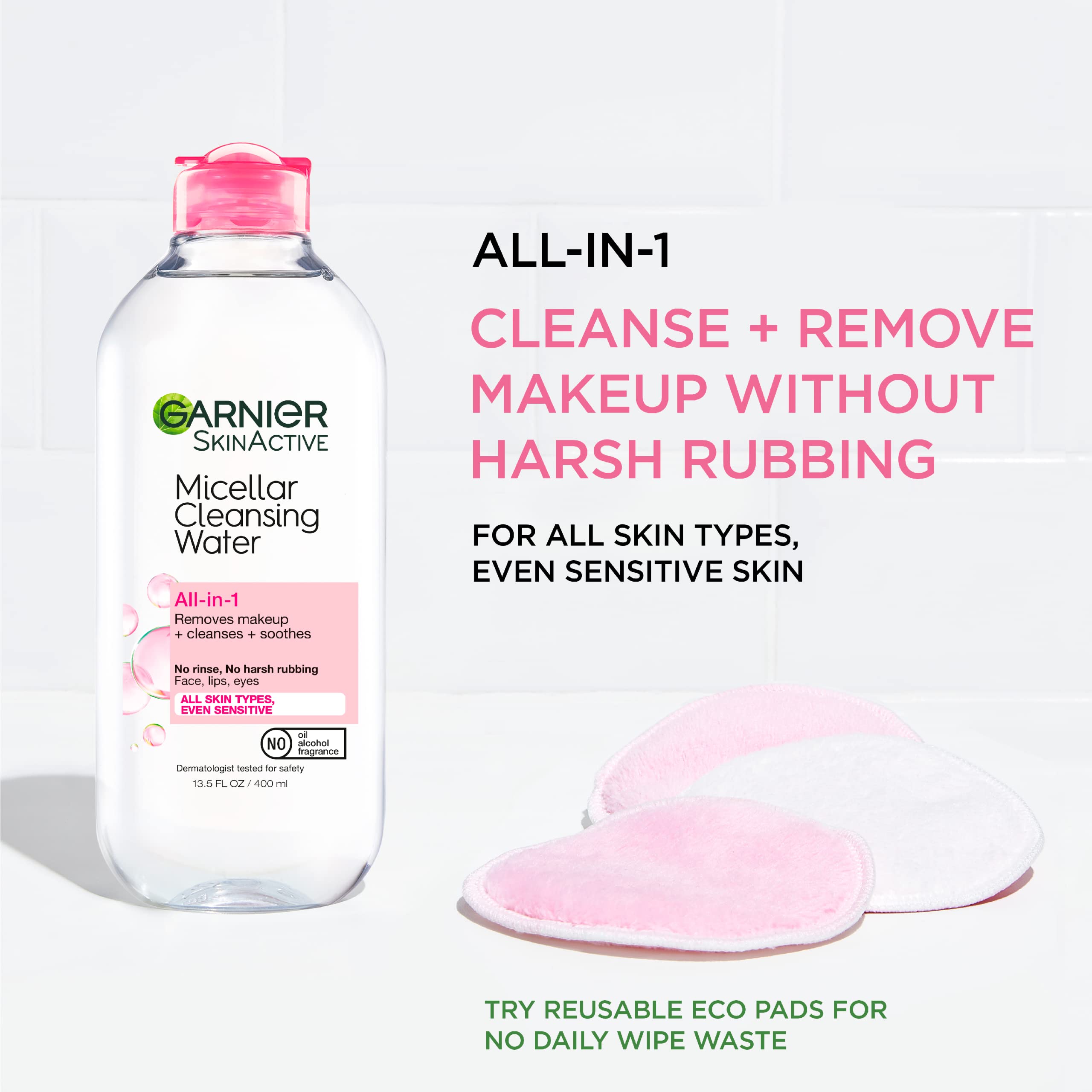 Aplicación suave en ojos con Garnier Agua Micelar para desmaquillar sin fricción.