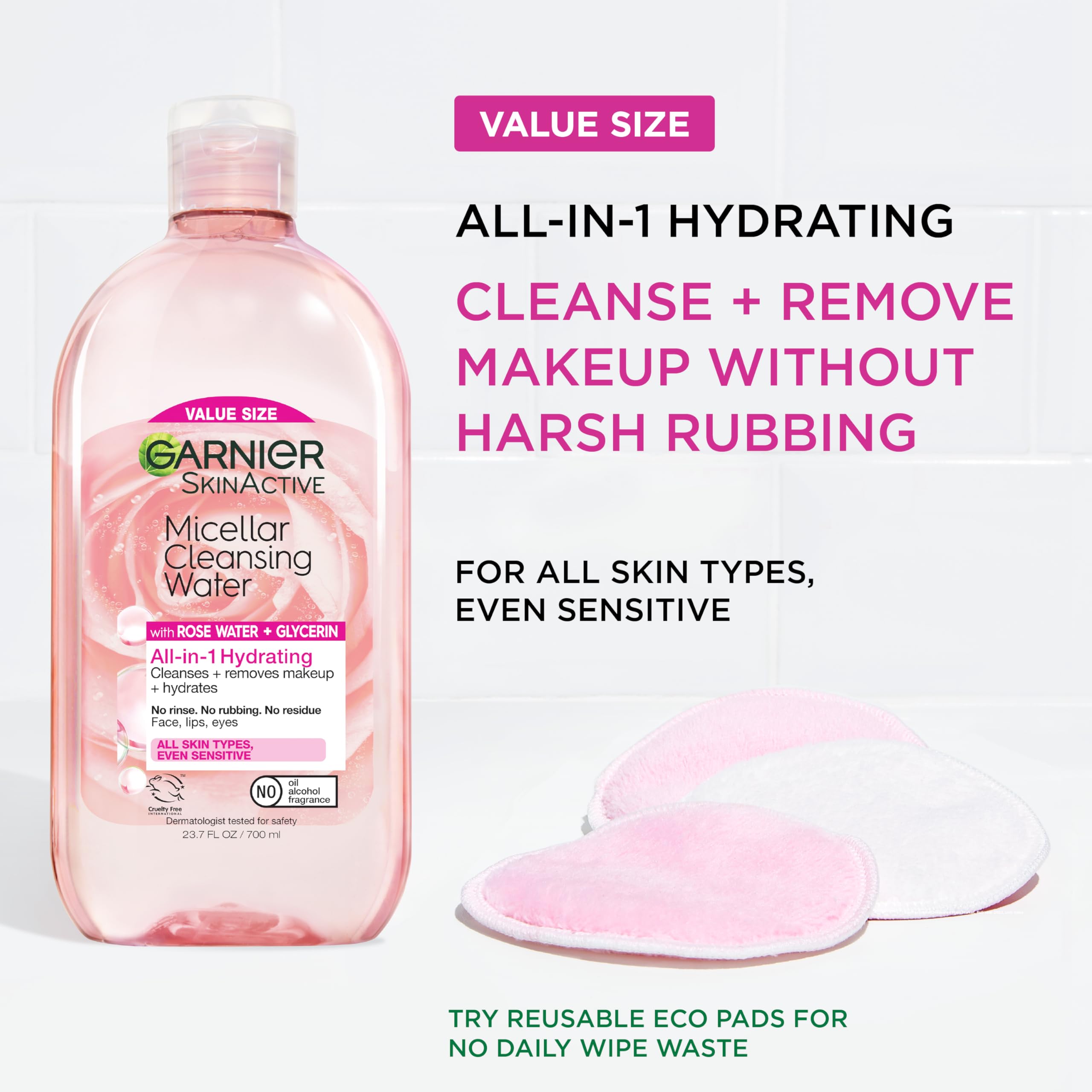 Almohadilla de Garnier, empapada con agua micelar para desmaquillar suavemente.