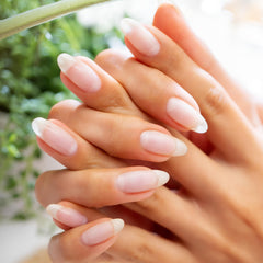 Gelish Mini Nourish: aplicador preciso para aplicar sin manchas.