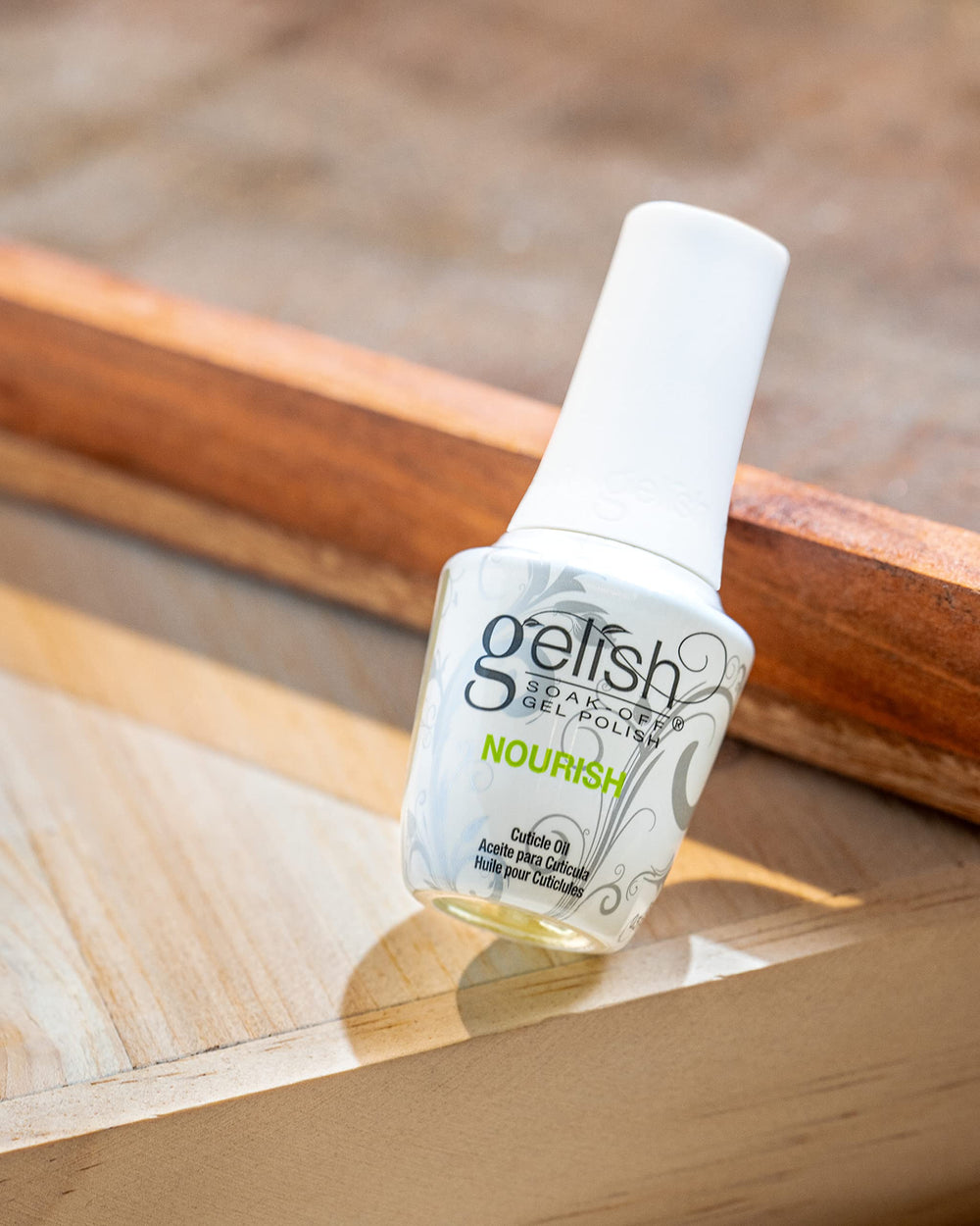 Gelish Mini Nourish: manos con cutículas hidratadas y uñas más sanas.