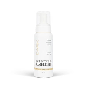 Get Into The Limelight: botella bronceador oscuro con tono visible para aplicación precisa.