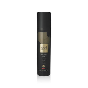ghd Curly Ever After Aerosol aplicado en secciones para rizos definidos y duraderos.