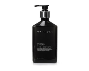 Gilchrist & Soames Warm Oak frasco de loción para hidratación suave de manos y cuerpo.