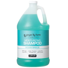 Aplicación con las manos de Ginger Lily Farms Champú para cabello uniforme.