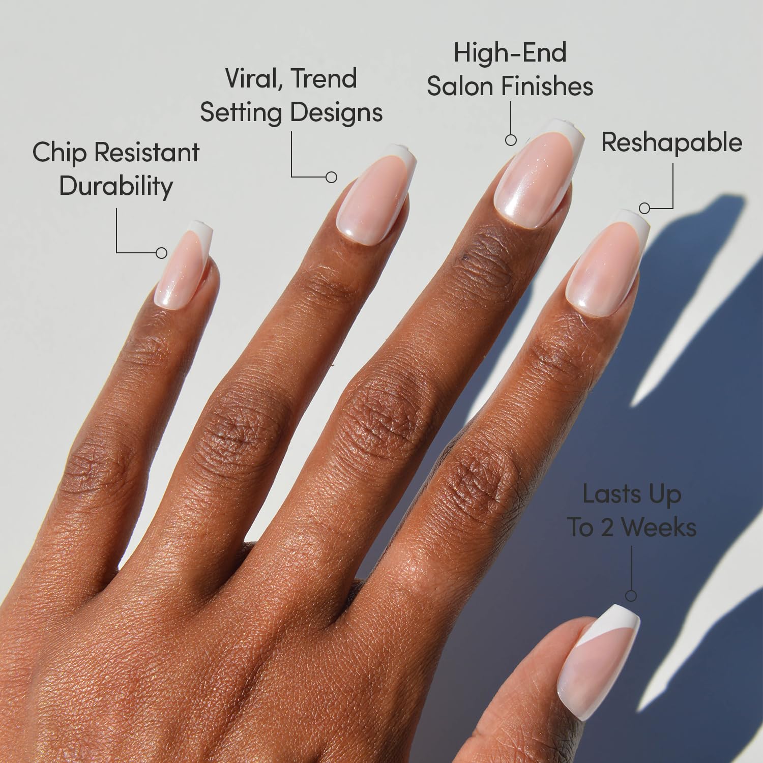 Glamnetic Pearl Glaze: detalle de punta francesa blanca para una manicura clásica.