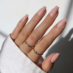 Glamnetic Exposed: uñas neutras en tono medio para estilo diario y pulido.