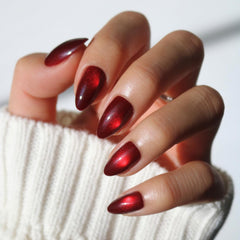 Glamnetic Frosted Cranberry, uñas en almendra corta con acabado jelly brillante.