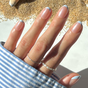 Glamnetic Into Blue: kit de uñas cortas ovaladas glaseadas listo para aplicar de verano.