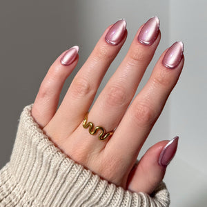 Uñas postizas Glamnetic Mertini en forma almendra rosa, elegantes y listas para uso diario.
