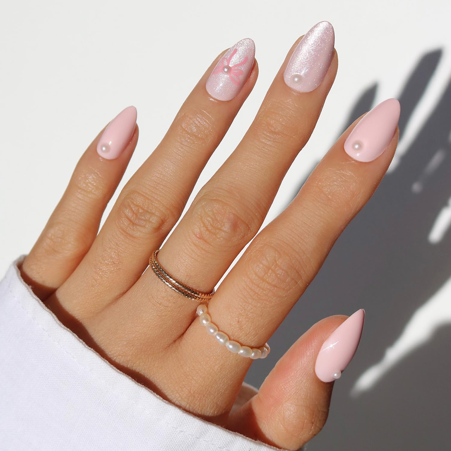 Glamnetic nudo de amor: uñas de primavera con diseño elegante y toque romántico.