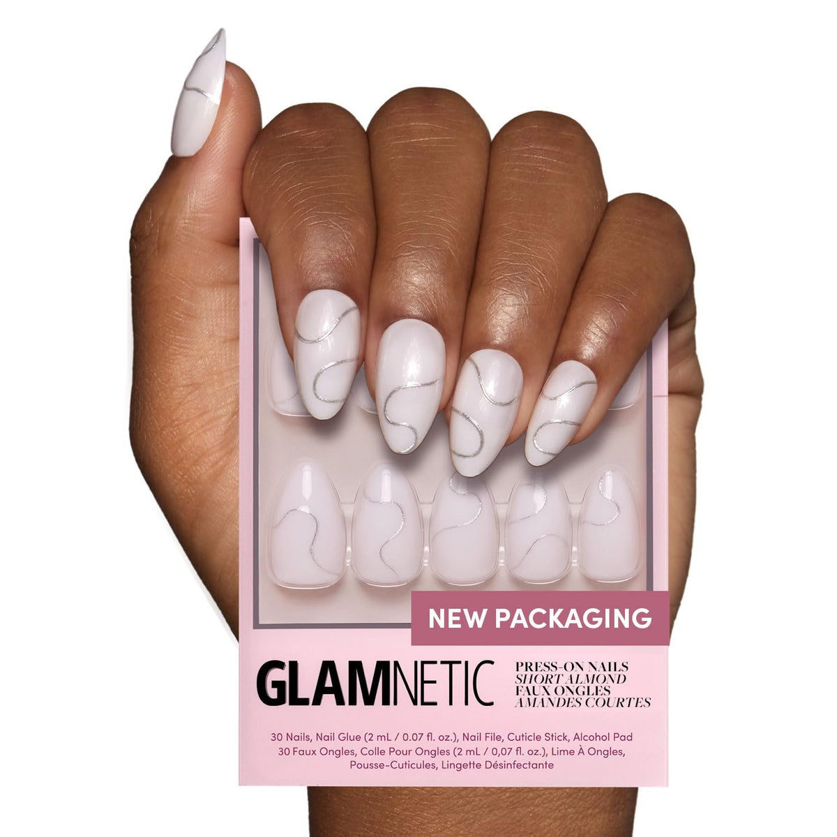 Glamnetic Silent Night: uñas blancas con detalle plateado 3D para un acabado elegante y duradero.
