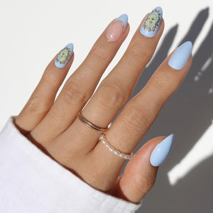Glamnetic ángel azul de primavera: uñas con aspecto suave para un look romántico.