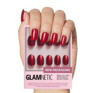 Glamnetic uñas cereza con glaseado brillante, ideal para un look diario.