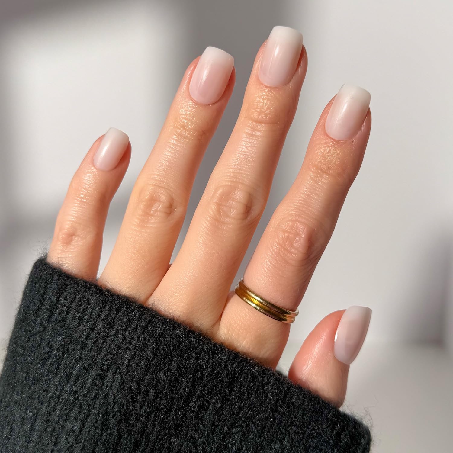 Glamnetic Uñas postizas con corte limpio corto squoval blanco para un look pulido.