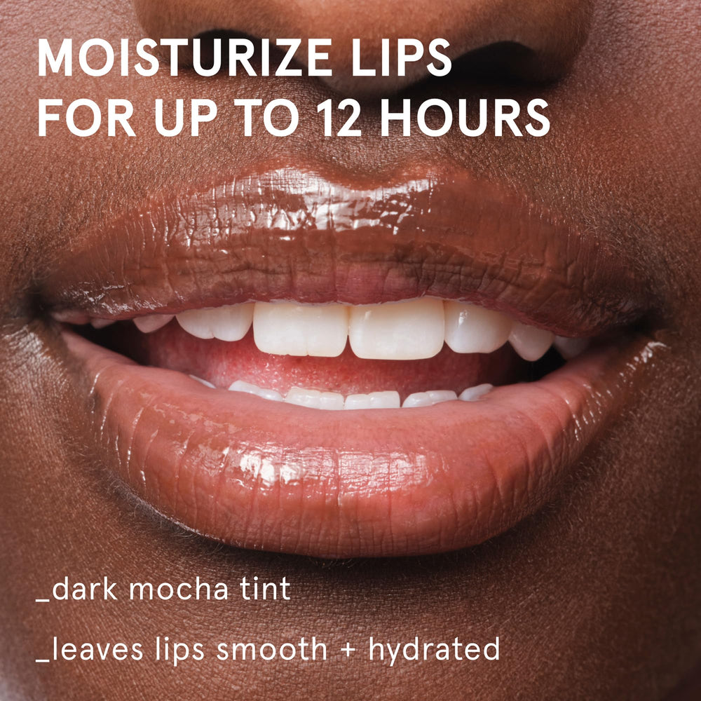 Textura cremosa de Glossier Balm Dotcom Espresso para piel seca.